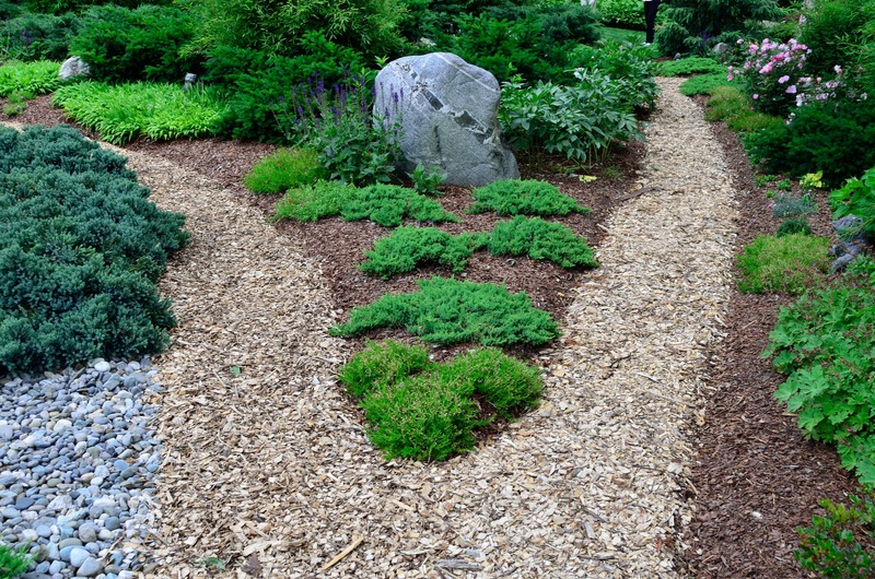 garden path with mulch