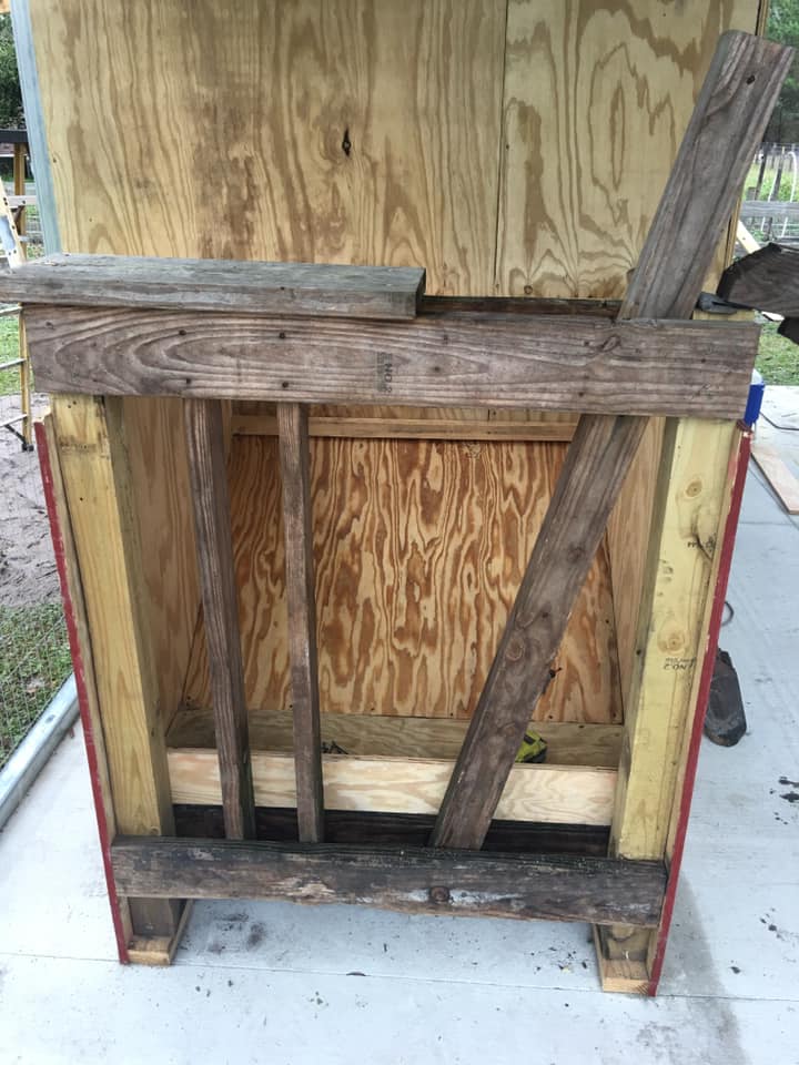 milk stanchion feeder