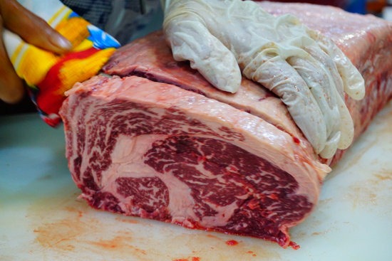 slicing wagyu steaks
