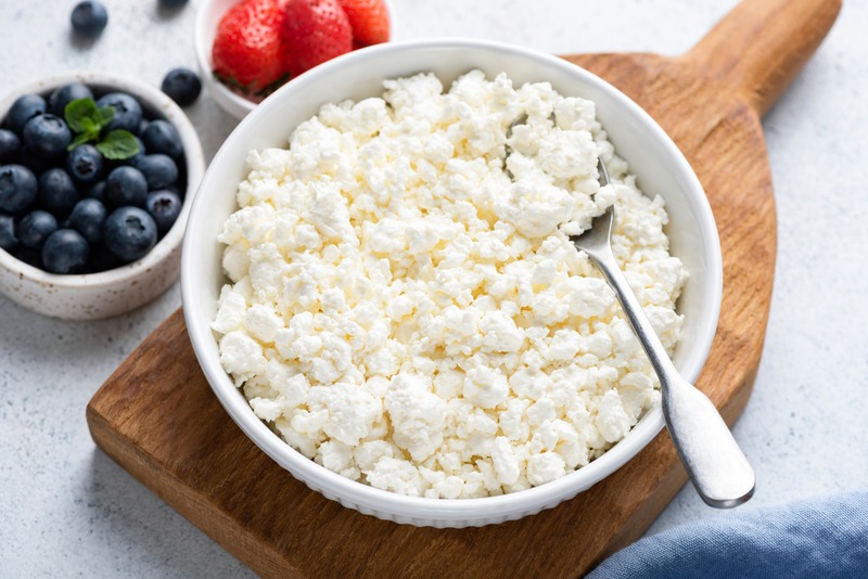 cottage-cheese-made-at-home-with-berries-on-the-side
