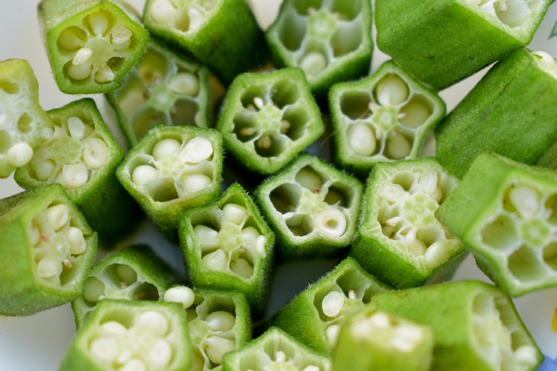 sliced-okra-pods-shows-seeds-up-close