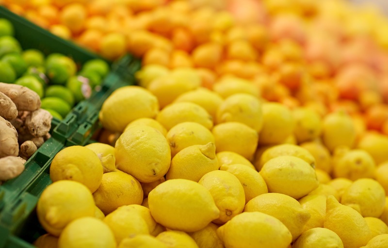 organic-lemons-at-grocery-store