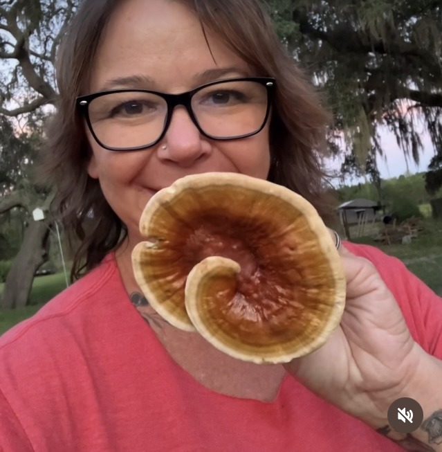 jenny holding a reishi mushroom
